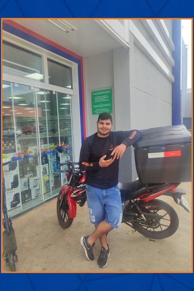 Entregador Manda Já com o novo uniforme